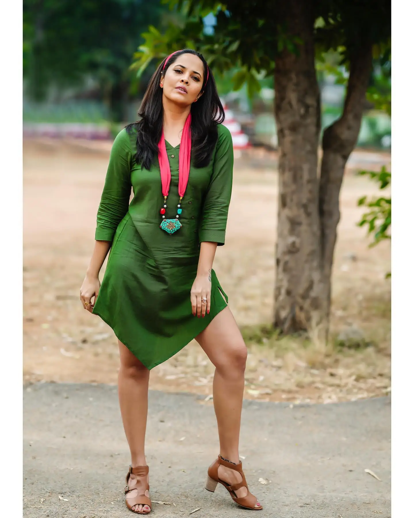 ANASUYA BHARADWAJ LONG LEGS SHOW IN GREEN MINI SKIRT 3